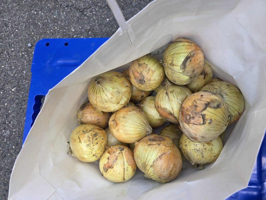 「子ども食堂」をされていらっしゃる「おかや食堂」さんに「淡路島たまねぎ」をお届けさせていただきました。