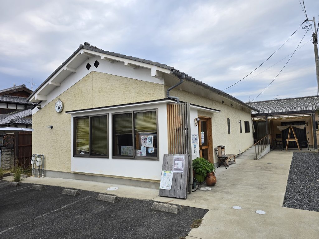 お弁当屋と八百屋さんを経営されているご夫婦より寄付をして頂きました【りんご１箱】を子ども食堂をされている「おかや食堂」さんにお届けさせていただきました。