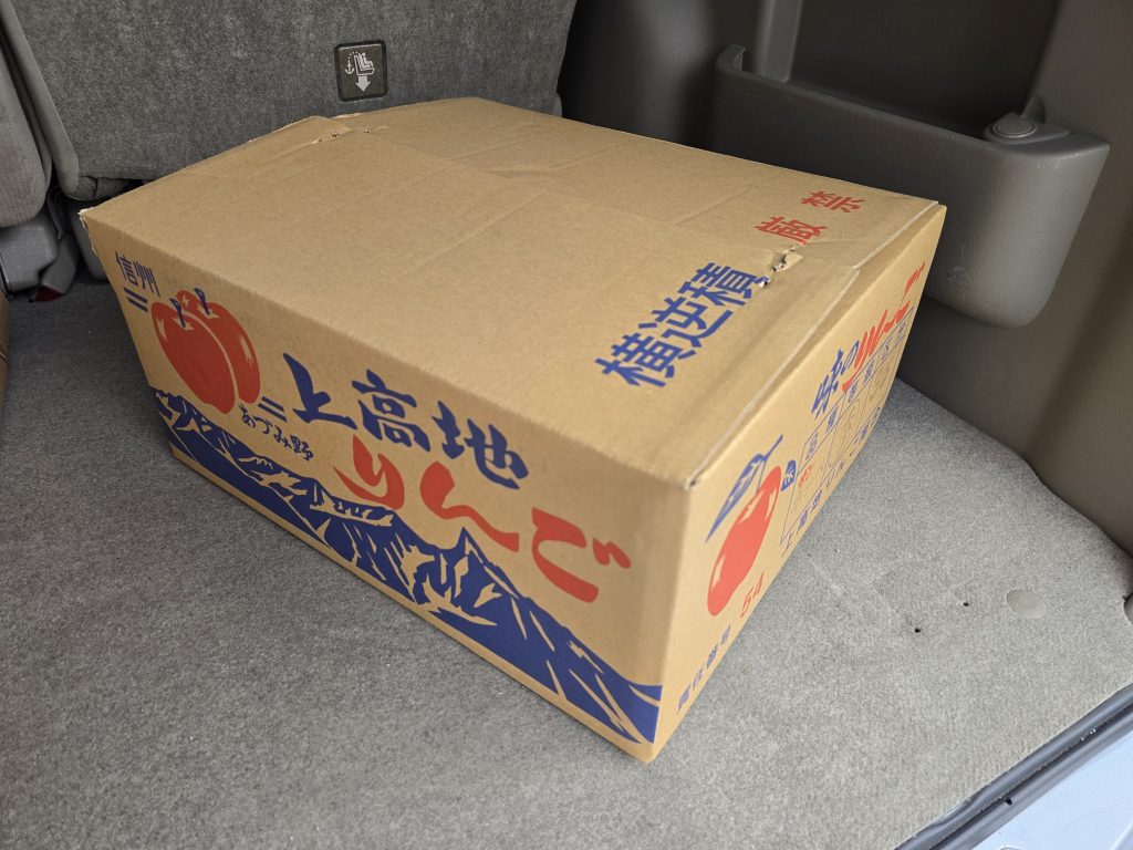 お弁当屋と八百屋さんを経営されているご夫婦より寄付をして頂きました【りんご１箱】を子ども食堂をされている「おかや食堂」さんにお届けさせていただきました。