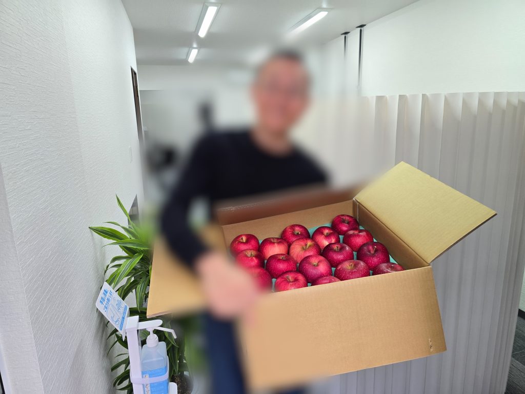 お弁当屋と八百屋さんを経営されているご夫婦より寄付をして頂きました【りんご１箱】を子ども食堂をされている「子ども食堂 つなぐ」さんにお届けさせていただきました。