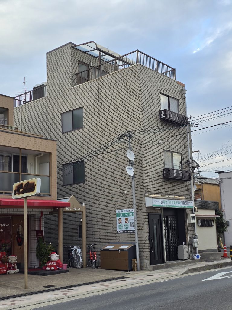 お弁当屋と八百屋さんを経営されているご夫婦より寄付をして頂きました【りんご１箱】を子ども食堂をされている「子ども食堂 つなぐ」さんにお届けさせていただきました。