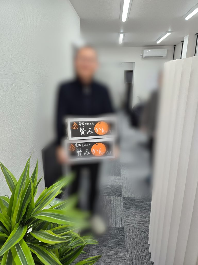 2026年1月某日、【おみかん2箱】をお弁当屋と八百屋さんを経営されているご夫婦よりご購入させて頂き、子ども食堂をされている「子ども食堂 つなぐ」さんにお届けさせていただきました。