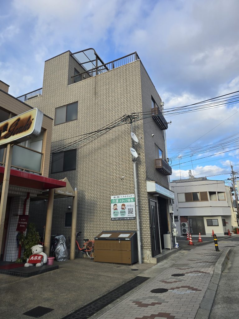 2026年1月某日、【おみかん2箱】をお弁当屋と八百屋さんを経営されているご夫婦よりご購入させて頂き、子ども食堂をされている「子ども食堂 つなぐ」さんにお届けさせていただきました。