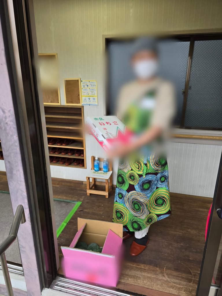 2026年2月某日、【いちご】をお弁当屋さんと八百屋さんを経営されているご夫婦よりご購入させて頂いた際、【ブロッコリー】をご提供いただきましたので、子ども食堂をされている「おかや食堂さん」と「子ども食堂 つなぐ」さんにお届けをさせていただきました。